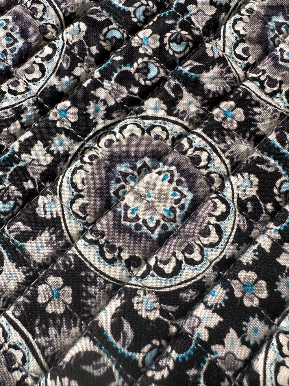 NWOT Vera Bradley Quilted Tablet iPad Organizer Case Charcoal Medallion Print - Picture 4 of 8